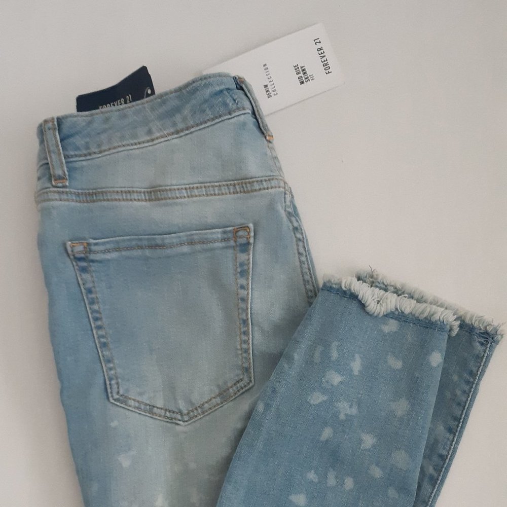 Forever 21 Mid Rise Skinny Fit Light Denim